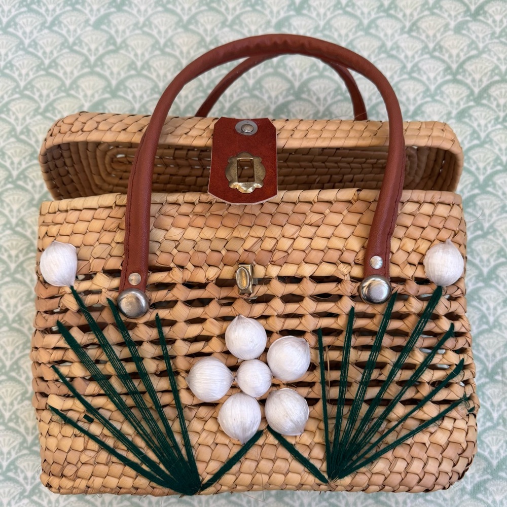 Glamlindo Artesania Handmade Woven Palm Leaf Bag with Snap Closure. - Picture 9 of 16